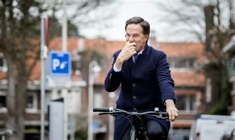 minister president mark rutte op de fiets  den haag en  het buitenland indebuurt den haag