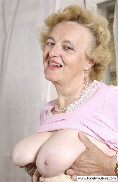 hairy granny shows her wrinkled body pichunter