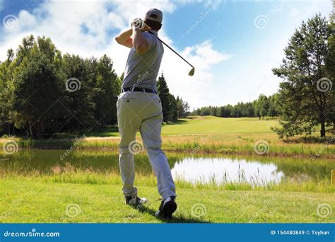 volledige lengte van het speelgolf van de golfspeler op zonnige dag professionele mannelijke