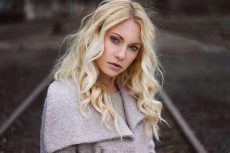 Women Blonde Wavy Hair Face Blue Eyes Women Outdoors Portrait
