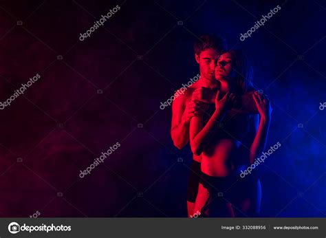 apaixonado despido sexy jovem casal abraçando vermelho luz — stock