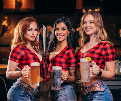 A Cozy Lodge 70 Tvs And Twin Peak Girls Sports Bar Chain Opens In