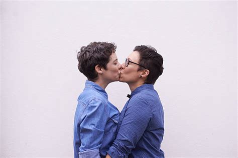 Lesbian Kissing Bilder Und Stockfotos Istock