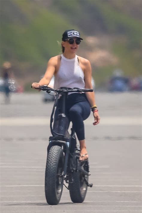 Kate Hudson In Great Shape On A Bike Ride In Malibu 34