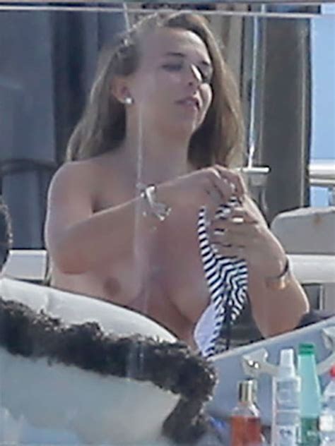 miley cyrus topless pictures uncensored bikini pictures with patrick schwarzenegger in hawaii