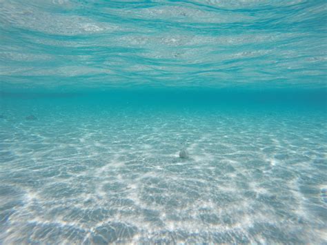 motu auira crystal clear water maupiti french polynesia