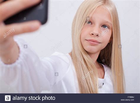 recht jugendlich mädchen die die selfies mit ihrem smartphone stockfoto bild 90604770 alamy