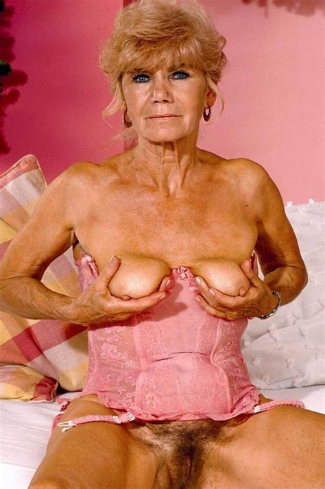 very old granny showing off her hairy pussy pichunter