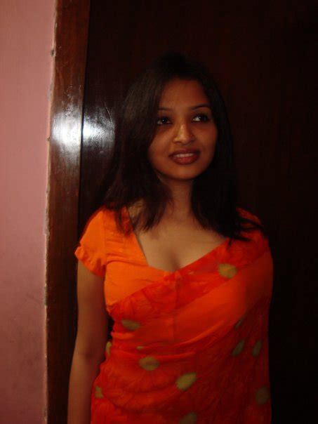 Hot Figure Indian Girl In Orange Saree Claveage Chuttiyappa