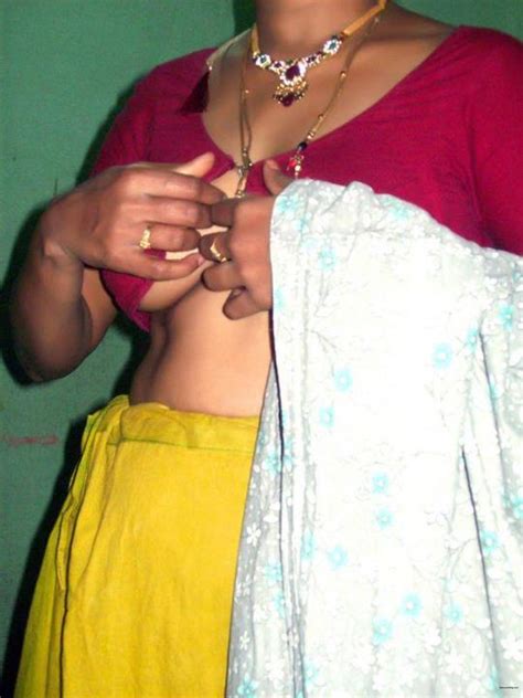 saree down cleavage