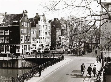 view   blauwburgwal  amsterdam    herengracht  house   corner
