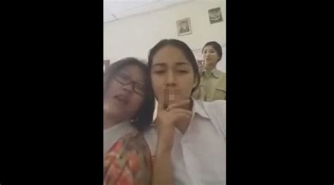 Nekat Merokok Dalam Kelas Siswi Sma Di Bandung Ini Ternyata Seorang Dj