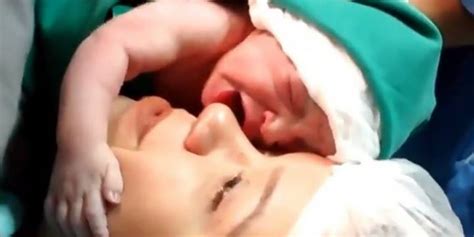 bebê abraça o rosto da mãe logo após o parto e o vídeo é muito lindo