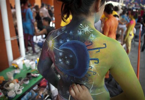 artist paints  womans body    international fonambules