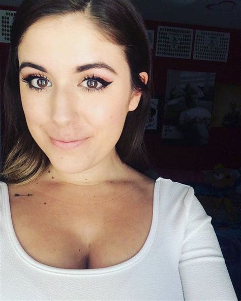 Hot Girls Showing Off Their Good Looks With Sexy Selfies