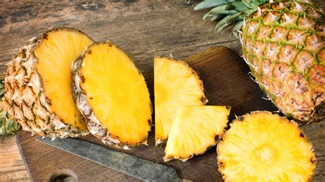 twitter loses it after video showing how to ‘peel and eat pineapple