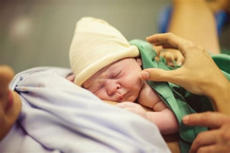 os testes que todo bebê recém nascido deve fazer