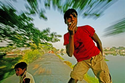 train surfing in bangladesh photos