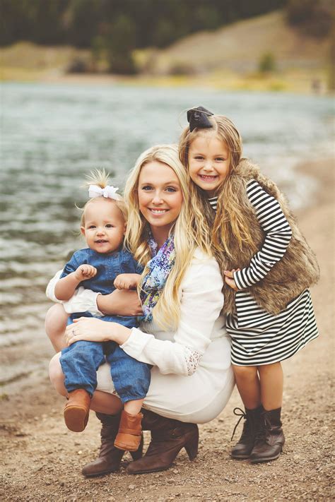 family pictures fall family photoshoot outfit ideas malayelly