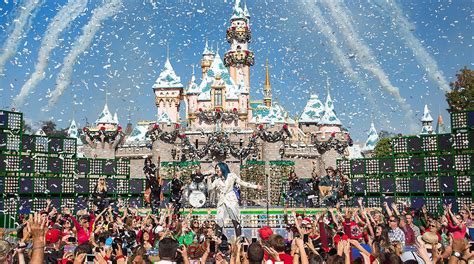 christmas day parade gallery disney parks