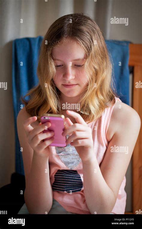12 Jährige Mädchen Mit Iphone Handy Stockfotografie Alamy