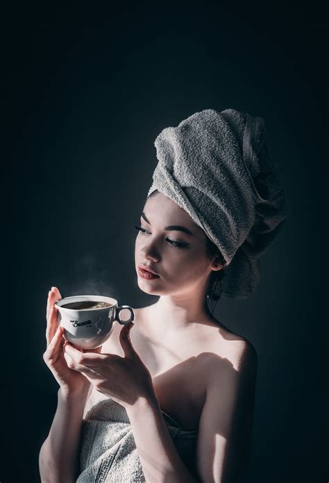 mujer sensual con taza de café caliente · fotos de stock gratuitas