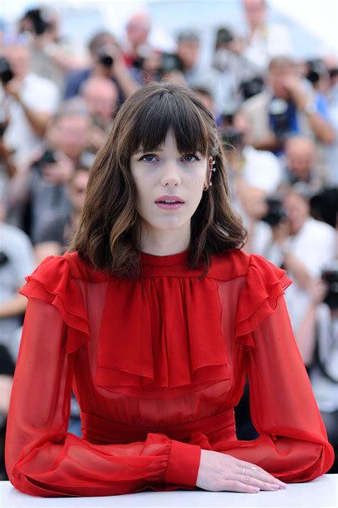 stacy martin at le redoutable photocall cannes film festival 05 21 2017