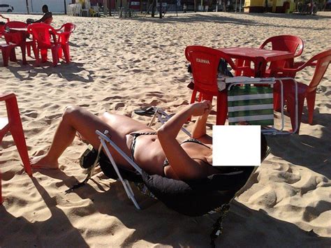 mulher de corno de biquíni na praia fotos caiu na net