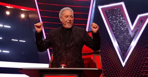 audience asks tom jones to sing and the legend brings down