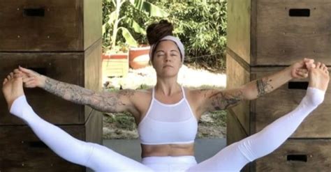 yoga instructor shows her period in white leggings in viral video