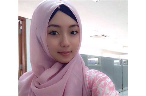cantiknya intan permata  wanita viral berbalut hijab pashmina warna