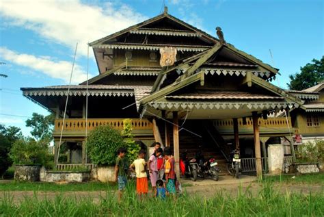 rumah adat sulawesi tenggara ciri khasnya gambar