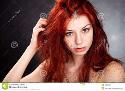 beau femme avec le cheveu et les taches de rousseur rouges image stock