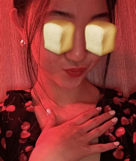 woman who smashes her face into bread has over 200 000