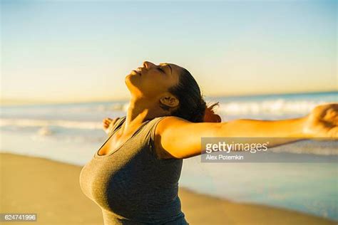 Perky Breasts Photos Et Images De Collection Getty Images