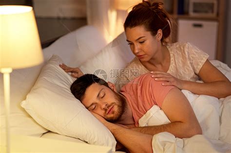 人 休息人际关系的女人叫醒她熟睡的丈夫家里睡觉女人家里叫醒她熟睡的丈夫高清图片下载 正版图片300054961 摄图网