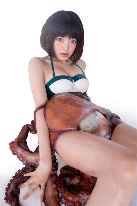 Japanese Cosplayer Poses With Live Octopus For Hokusai