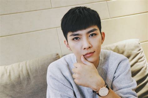 aaron yan apologises   accused  dating  men    time