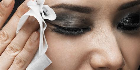the proper way to cleanse your face using face wipes