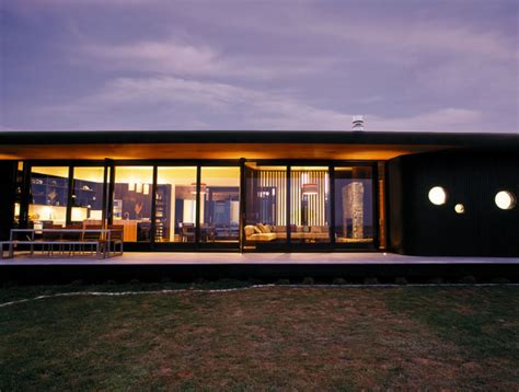 Single-Story Two Wings House with Dark Cedar Cladding on