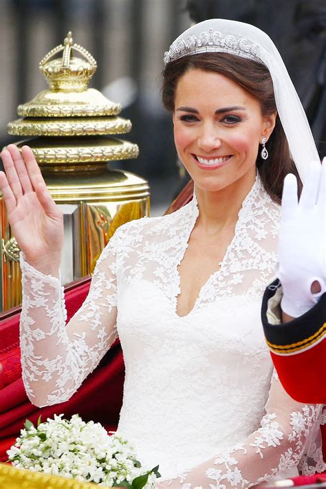 12 Fascinating Facts About Kate Middleton S Show Stopping Wedding Dress