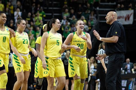 Oregon Women S Basketball Members Playing With Their