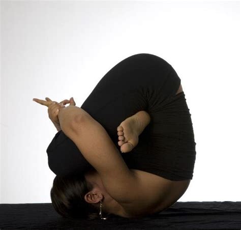 pindasana embryo pose yoga motivation yoga pictures yoga girl