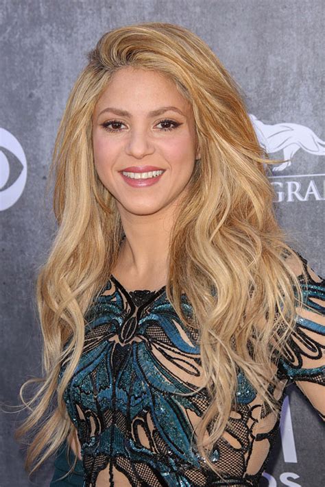 Shakira Wavy Honey Blonde Side Part Hairstyle Steal Her Style