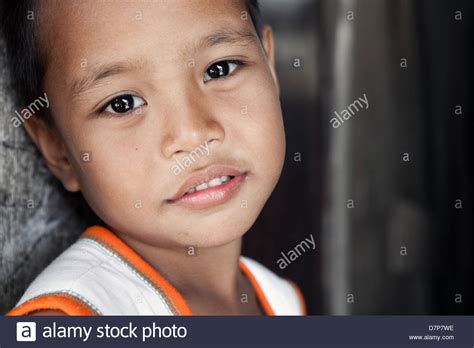 asiatische junge mit weichen lächeln leben in armut