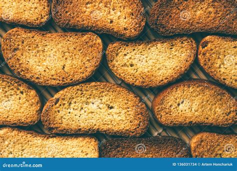 heerlijk droog mosterdbrood broodplakken op bamboematten stock foto image  graangewas