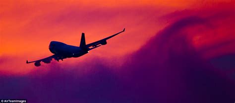 vapor trails explained    stunning images