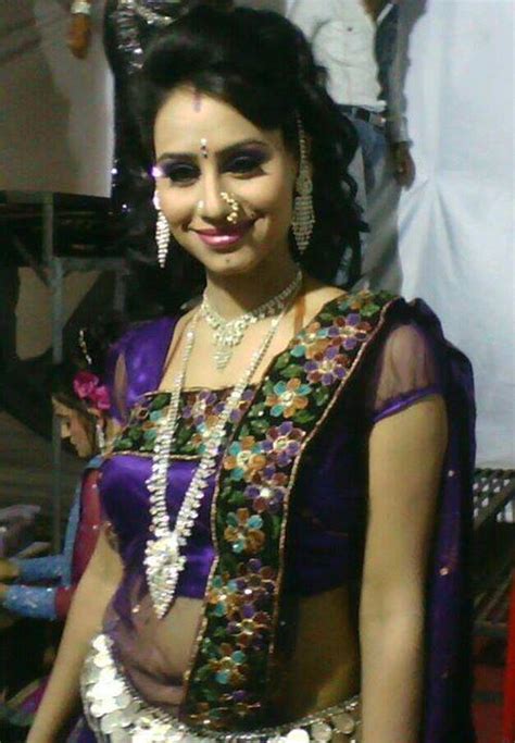 desi indian girls indian actress in tight saree looking hot