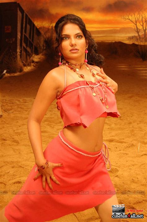 Tamil Celebrity Pictures Hot And Cute Diya From South Showing Sexy Navel