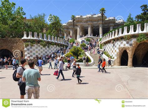 de toeristen bezoeken mooie kunstvoorwerpen bij park guell  barcelona spanje redactionele